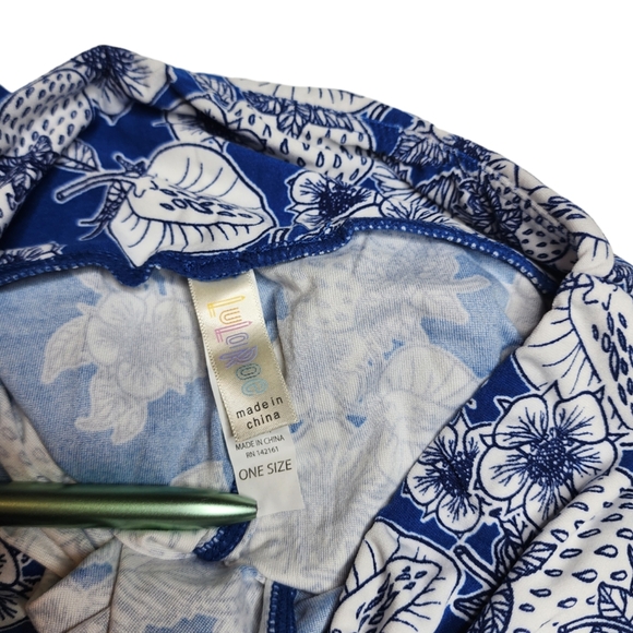 LuLaRoe One Size Buttery Soft Leggings OS NWOT Strawberries - Picture 2 of 3